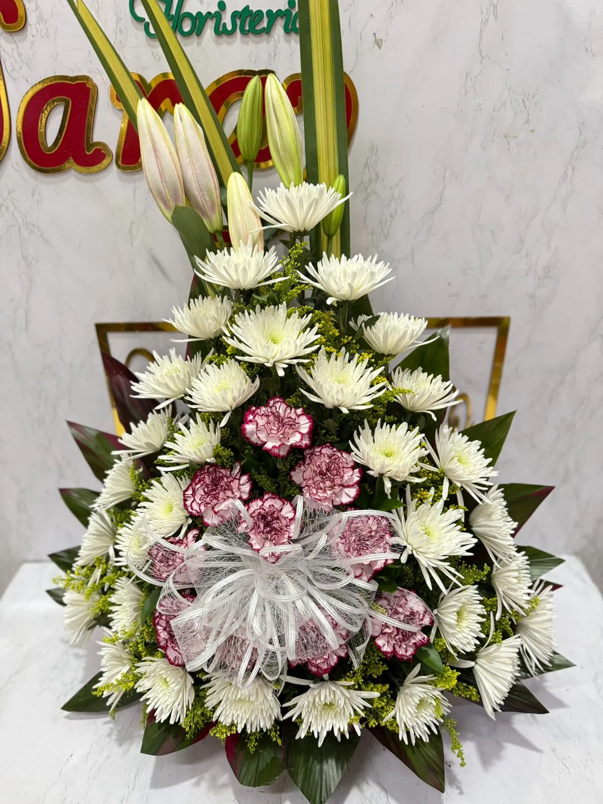 Arreglo funebre en fuyi y pompones