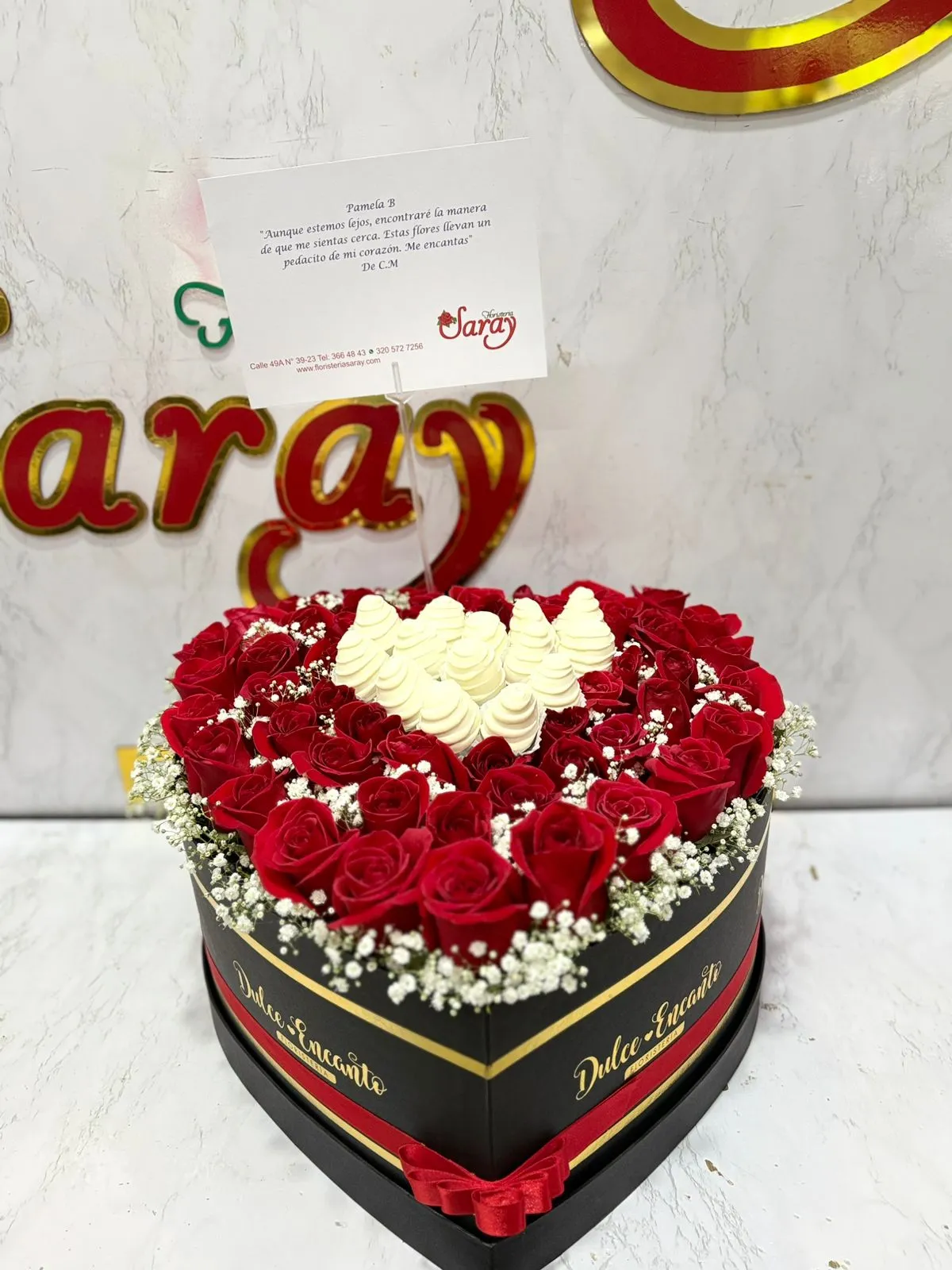 Caja Corazon de rosas y fresas con chocolate