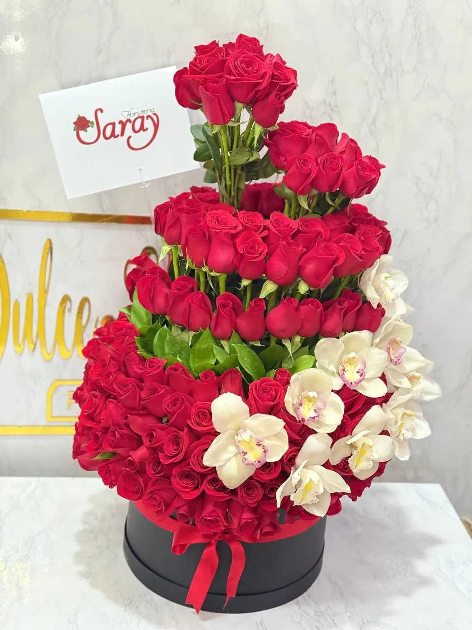 Cilindro premium en rosas rojas y orquideas